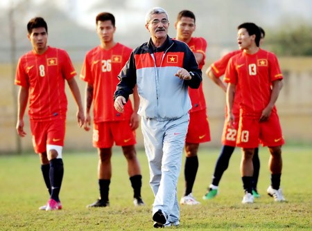 Vietnam's national team coach Henrique Calisto (middle) instructs players at a practice match (Photo: Bach Nhat)